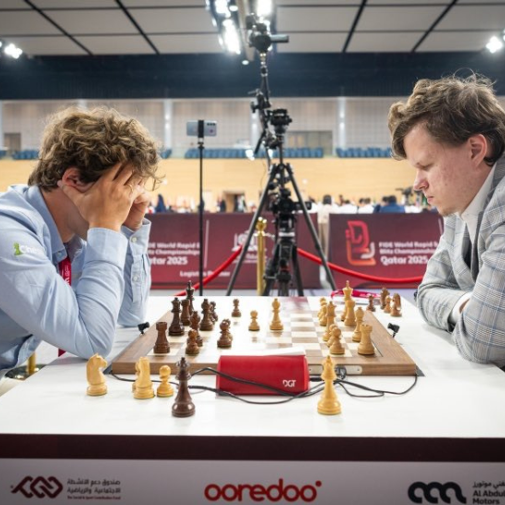 FIDE वर्ल्ड रैपिड चैंपियनशिप: हार के बाद गुस्से में मैग्नस कार्लसन ने कैमरामैन को दिया धक्का, वीडियो वायरल