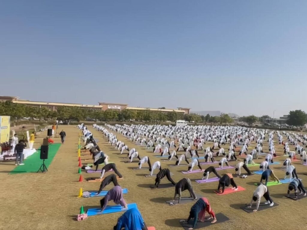 राष्ट्रीय युवा दिवस पर राजस्थान आयुर्वेद विश्वविद्यालय में पर्वतासन का विश्व कीर्तिमान, योगगुरु राकेश भारद्वाज रहे विशेष अतिथि
