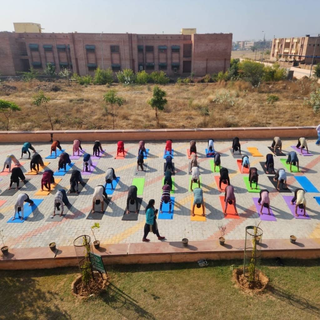 जोधपुर आयुर्वेद यूनिवर्सिटी में पर्वतासन योग विश्व कीर्तिमान अभ्यास प्रारंभ
